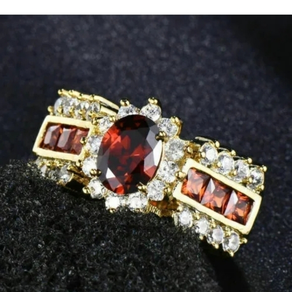 Gorgeous red stone , 925 silver in gold setting. Cubic zirconia around stone - Picture 10 of 13